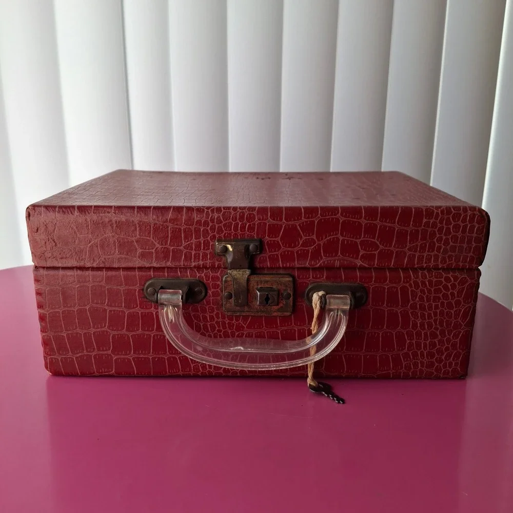 Vintage Red Faux Croc Overnight Train Case Lucite Handle Hurd Co Kansas City MO